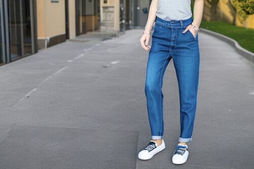 jeans-500x333 Style Guide to Pull-Off Baggy Jeans for Women in 2023  